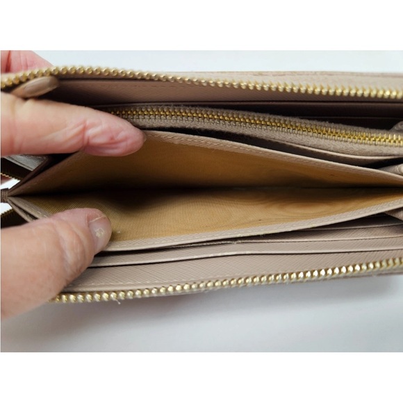 Prada Women's Beige Leather Wallet - Picture 10 of 12